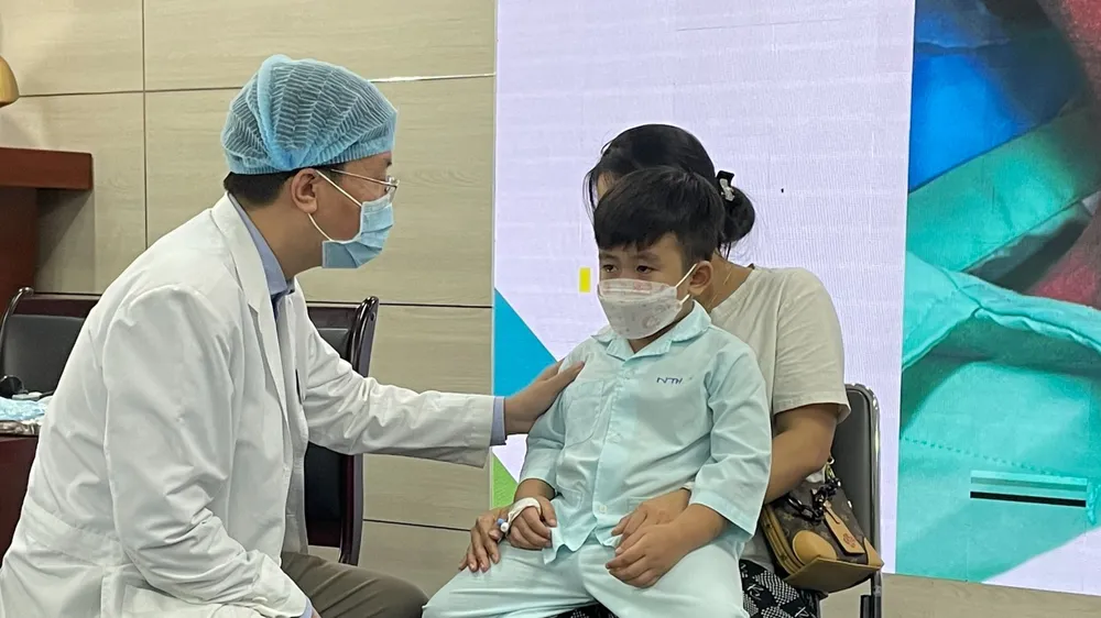 Bác sĩ đang thăm khám cho bệnh nhi