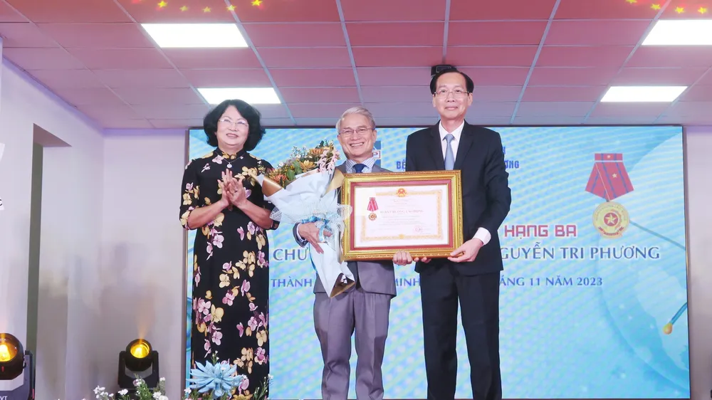 Nguyên Phó Chủ tịch nước Đặng Thị Ngọc Thịnh và Trưởng ban Nội chính Thành ủy TPHCM Lê Thanh Liêm trao tặng Huân chương lao động hạng Ba cho Bệnh viện Nguyễn Tri Phương