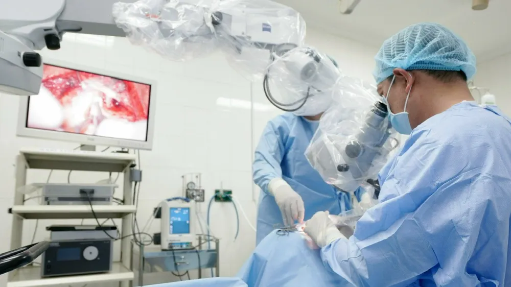 Các bác sĩ Bệnh viện Tai mũi họng đang phẫu thuật cấy ốc tai điện tử cho bệnh nhân
