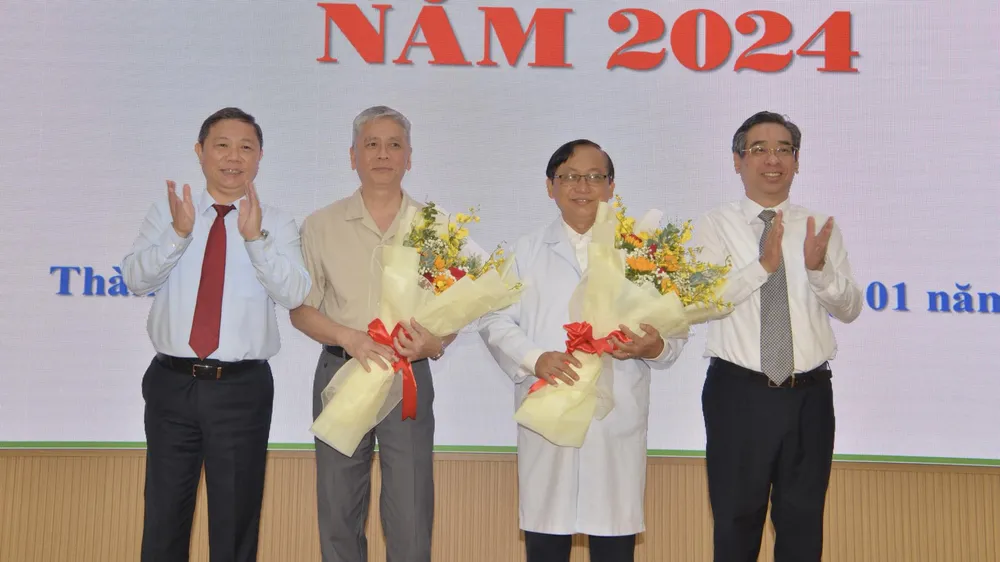 Phó Bí thư Thành ủy TPHCM Nguyễn Phước Lộc (bìa phải) chúc mừng ekip Bệnh viện Từ Dũ và Nhi đồng 1 thực hiện thành công ca thông van tim cho bào thai bị dị tật bẩm sinh ngay trong bụng mẹ. Ảnh: CAO THĂNG