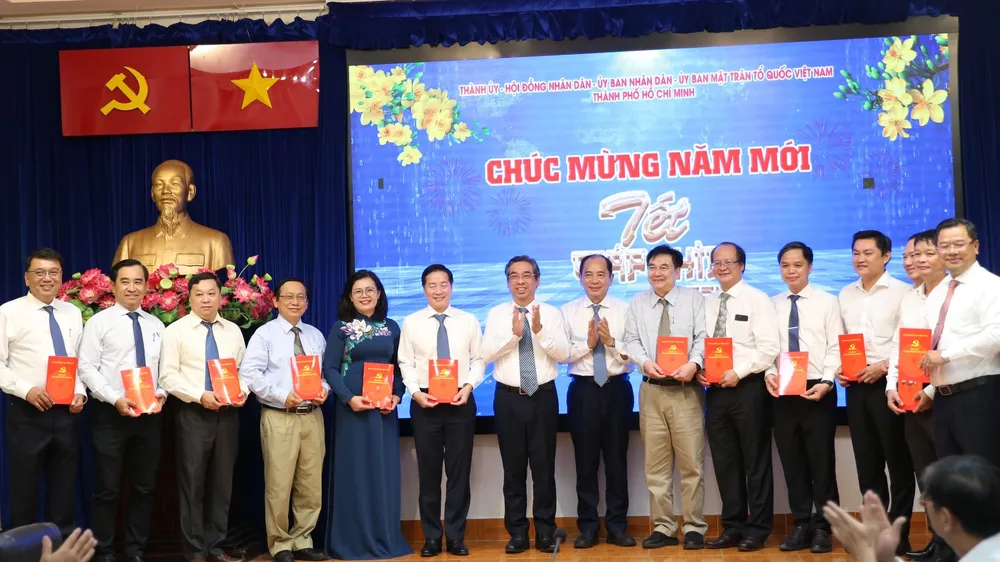 Phó Bí thư Thành ủy TPHCM Nguyễn Phước Lộc tặng thiệp chúc mừng các bệnh viện