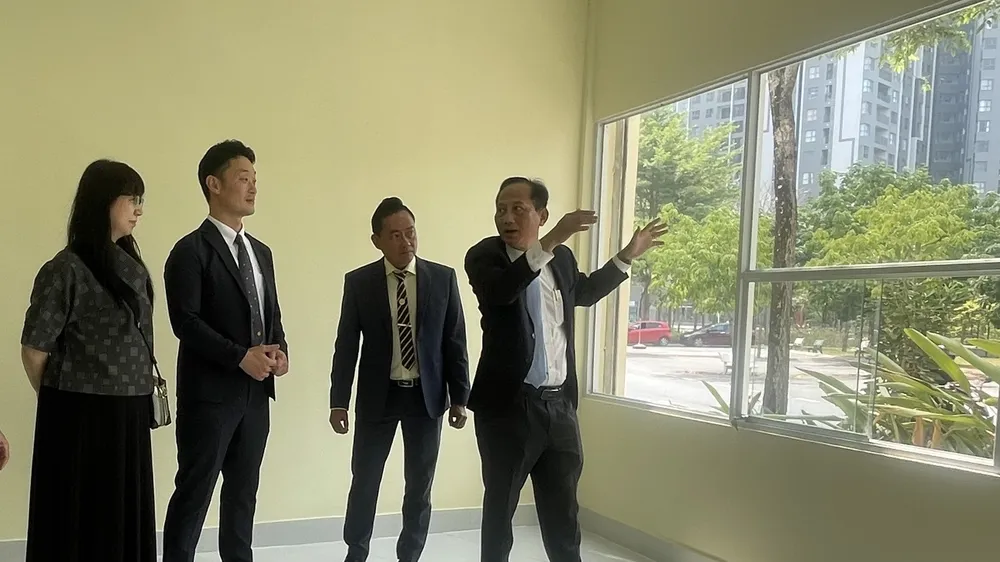 Đoàn công tác Nhật Bản đang tham quan Bệnh viện huyện Bình Chánh