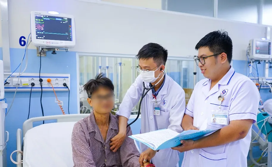 Bác sĩ đang thăm khám cho người bệnh