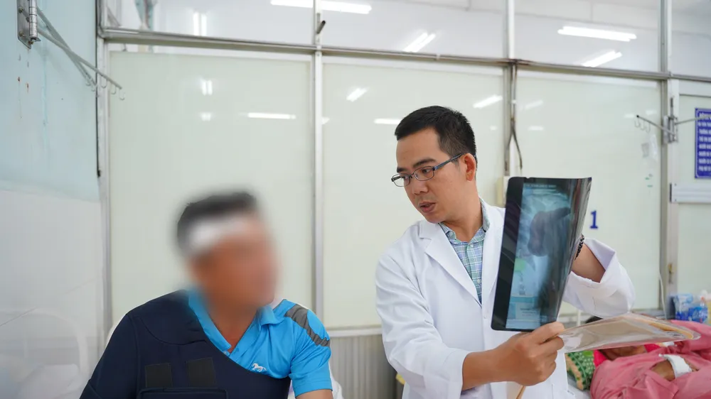 Bác sĩ đang thăm khám và trao đổi với bệnh nhân