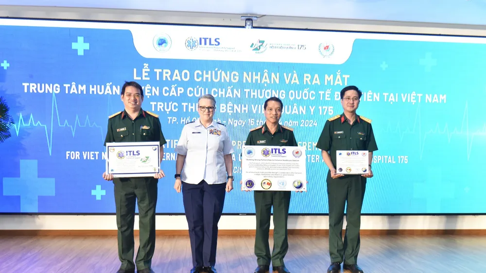 Đại diện tổ chức quốc tế trao chứng nhận Trung tâm huấn luyện ITLS đạt chuẩn quốc tế cho Bệnh viện Quân y 175 