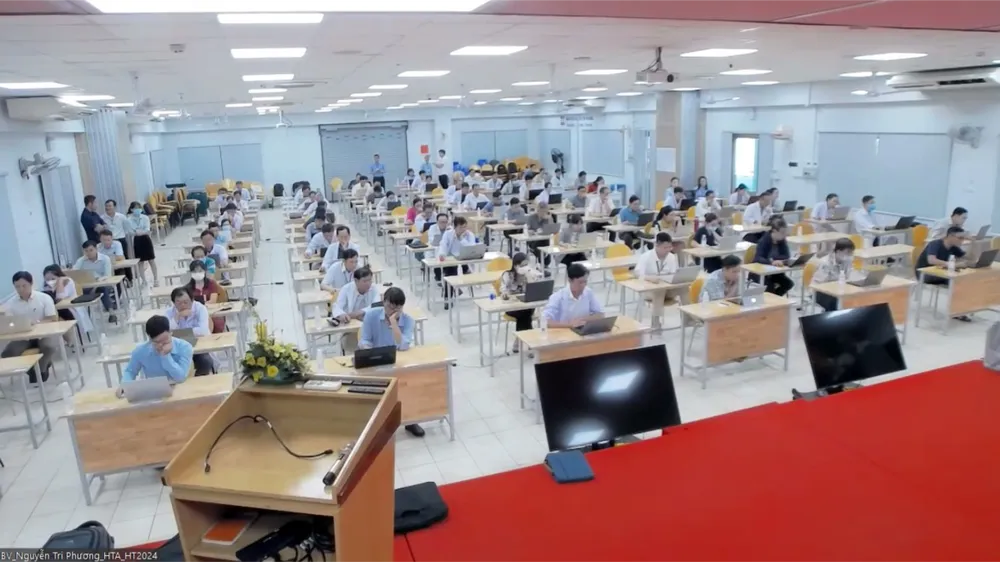 Các thí sinh tham gia hội thi tại điểm cầu Bệnh viện Nguyễn Tri Phương