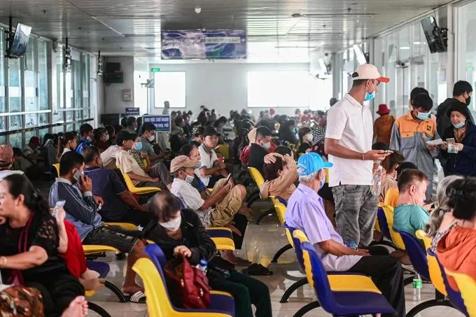 Người bệnh chờ khám tại Bệnh viện Ung bướu TPHCM