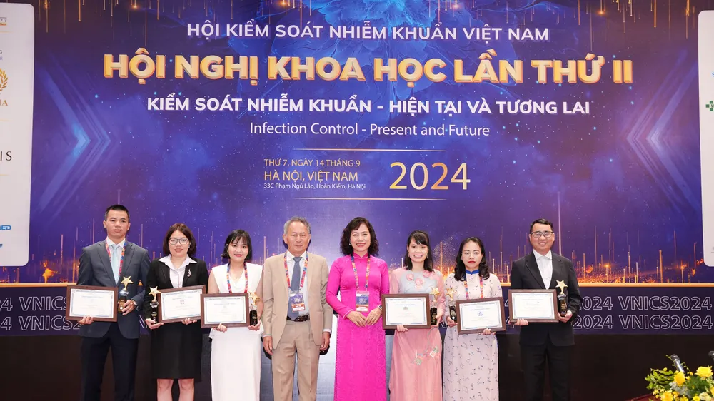 ThS-BS Võ Thị Tố Hi, Trưởng khoa Kiểm soát nhiễm khuẩn Bệnh viện Gia An 115 (thứ 3 từ trái qua) nhận giải thưởng tại hội nghị