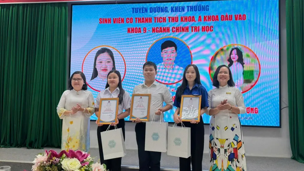 TS Bùi Thị Ngọc Trang, Phó Giám đốc Học viện Cán bộ TPHCM và TS Lê Thị Hồng Hà, Trưởng khoa Lý luận cơ sở trao tặng thư khen cho các tân sinh viên thủ khoa, á khoa đầu vào 
