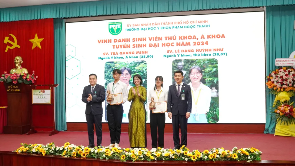 Phó Chủ tịch UBND TPHCM Trần Thị Diệu Thúy và PGS-TS Nguyễn Thanh Hiệp, Hiệu trưởng Trường Đại học Y khoa Phạm Ngọc Thạch trao giấy khen cho sinh viên đạt Thủ khoa và Á khoa 