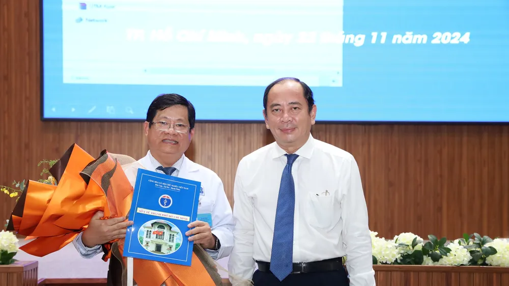 PGS-TS-BS Tăng Chí Thượng trao quyết định cho TS-BS Diệp Bảo Tuấn