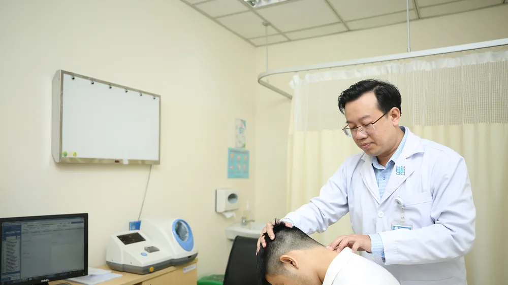 Bác sĩ Bệnh viện Đại học Y dược TPHCM đang thăm khám cho người bệnh