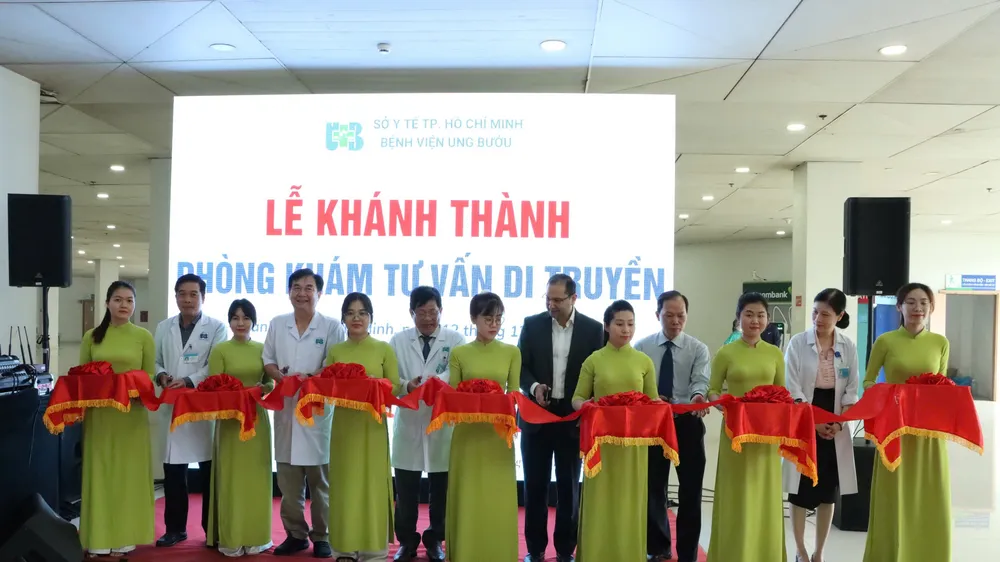 Các đại biểu cắt băng khánh thành Phòng khám tư vấn di truyền tại Bệnh viện Ung bướu