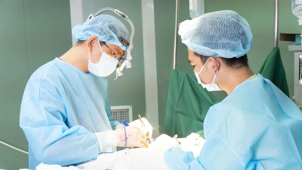 Ekip bác sĩ đang phẫu thuật cho bệnh nhân