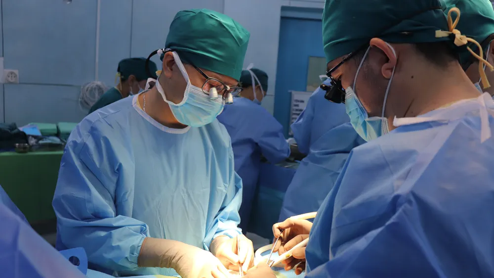 Êkip bác sĩ đang phẫu thuật ghép tạng cho bệnh nhi