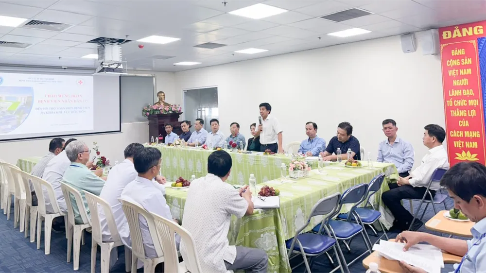 BS-CK2 Trần Văn Sóng, Giám đốc Bệnh viện Nhân dân 115 (đứng) và các chuyên gia trong buổi gặp gỡ trao đổi các nội dung hợp tác với Bệnh viện Đa khoa Khu vực Hóc Môn