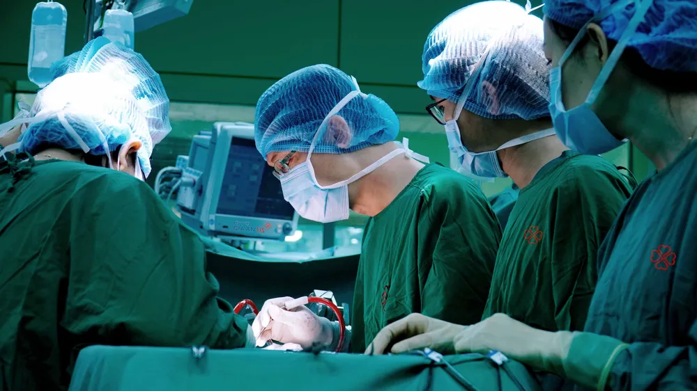 Các bác sĩ đang phẫu thuật cho bệnh nhân