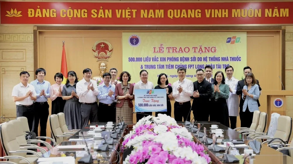 Đại diện Hệ thống nhà thuốc và Trung tâm tiêm chủng FPT Long Châu trao bảng tượng trưng tặng 500.000 liều vaccine phòng bệnh sởi cho Bộ Y tế