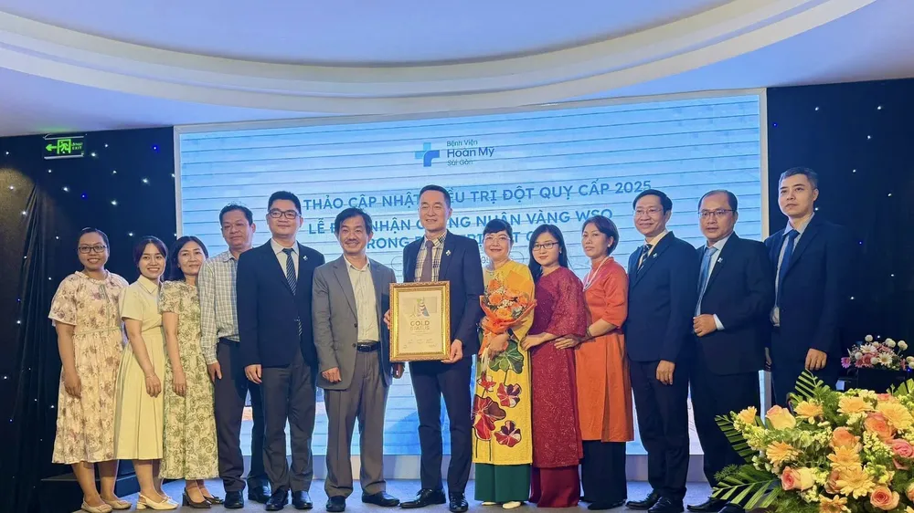 PGS-TS-BS Nguyễn Huy Thắng, Phó Chủ tịch Hội Đột quỵ Việt Nam trao Chứng nhận vàng của Hội Đột quỵ Thế giới cho Bệnh viện Hoàn Mỹ Sài Gòn 