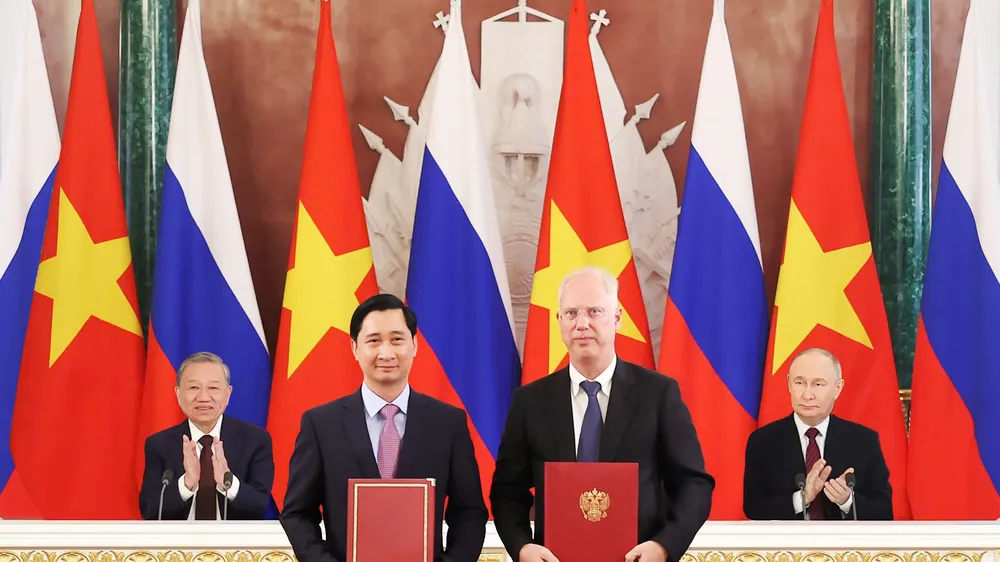 Ông Kirill Dmitriev, Đại diện đặc biệt của Tổng thống Nga về kinh tế và đầu tư nước ngoài, Tổng Giám đốc Quỹ Đầu tư Trực tiếp Nga (RDIF) đại diện phía Nga trao đổi văn kiện hợp tác với ông Ngô Chí Dũng, Chủ tịch kiêm Tổng Giám đốc Công ty vắc xin VNVC trước sự chứng kiến của Tổng thống Nga Putin và Tổng Bí thư Tô Lâm. Ảnh: THỐNG NHẤT