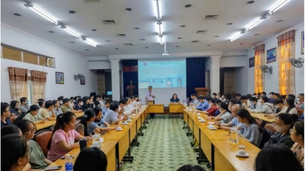 TS-BS Huỳnh Minh Chín, Phó Giám đốc Sở Y tế phát biểu tại buổi bốc thăm phân bổ bác sĩ khóa 4 của chương trình thực hành tại trạm y tế