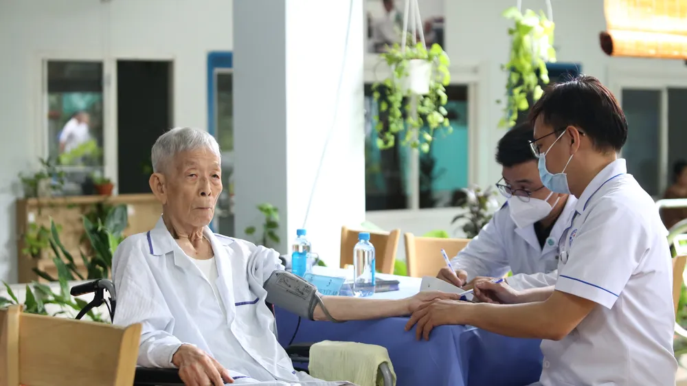 Nhân viên y tế đang thăm khám sức khỏe cho người cao tuổi tại Viện dưỡng lão Tâm An (TPHCM)