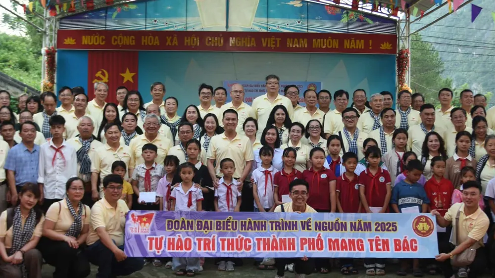 Đoàn hành trình về nguồn của đội ngũ trí thức thành phố chụp hình lưu niệm với người dân xã Nguyễn Huệ, tỉnh Cao Bằng