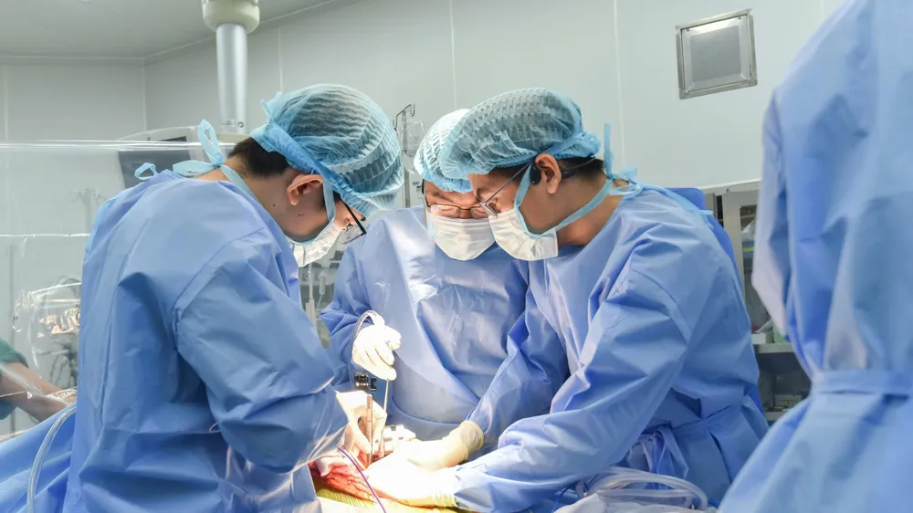 Ekip bác sĩ phẫu thuật ghép gan cho người bệnh