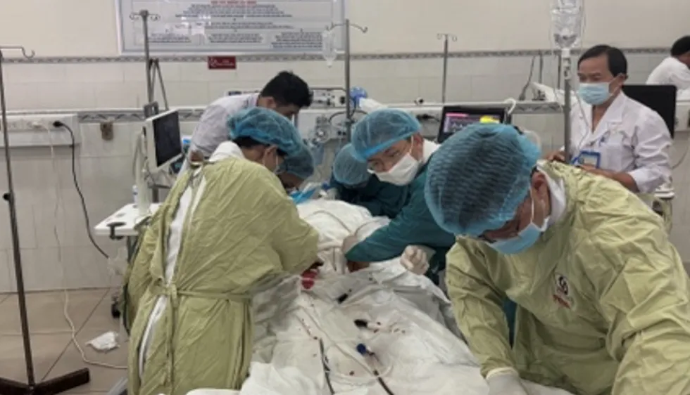 Ê kíp ECMO của Bệnh viện Nhân Dân Gia Định phối hợp ê kíp cấp cứu của Bệnh viện Đa khoa Sài Gòn tiến hành kỹ thuật E-PCR cho người bệnh