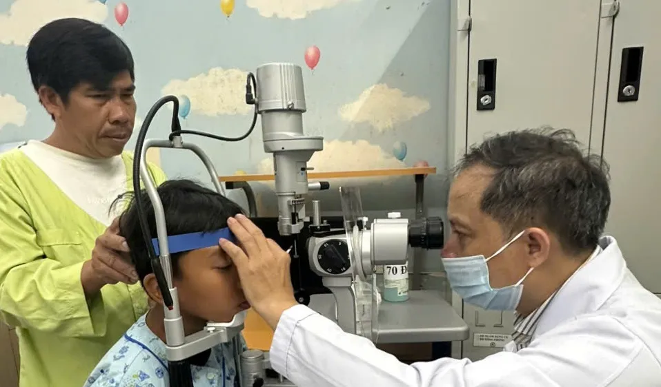 Bé trai bị móc câu cá xuyên thấu nhãn cầu