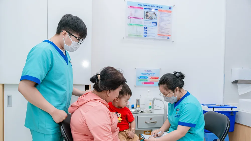 Người dân tiêm vaccine phòng bệnh trong giai đoạn chuyển mùa tại một cơ sở tiêm chủng trên địa bàn TPHCM