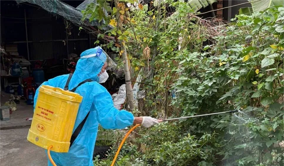 Nhân viên y tế phun thuốc diệt muỗi tại xã Thường Tân