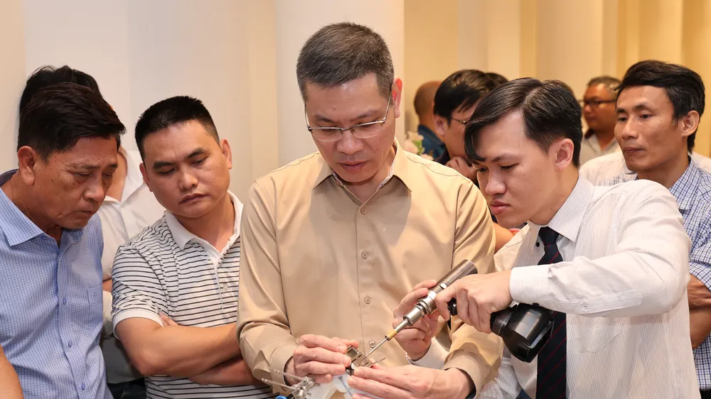 Các bác sĩ chia sẻ kinh nghiệm tại hội thảo