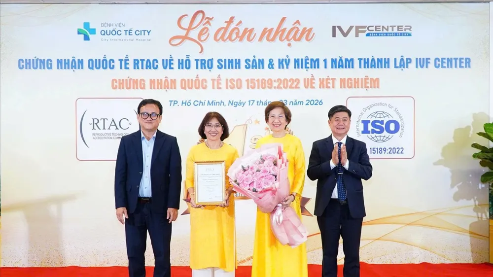 ThS-BS Đinh Anh Tuấn, Cục trưởng Cục Bà mẹ và Trẻ em, Bộ Y tế và TS-BS-CK2 Huỳnh Minh Chín, Phó Giám đốc Sở Y tế TPHCM trao chứng nhận RTAC về IVF cho Bệnh viện Quốc tế City.