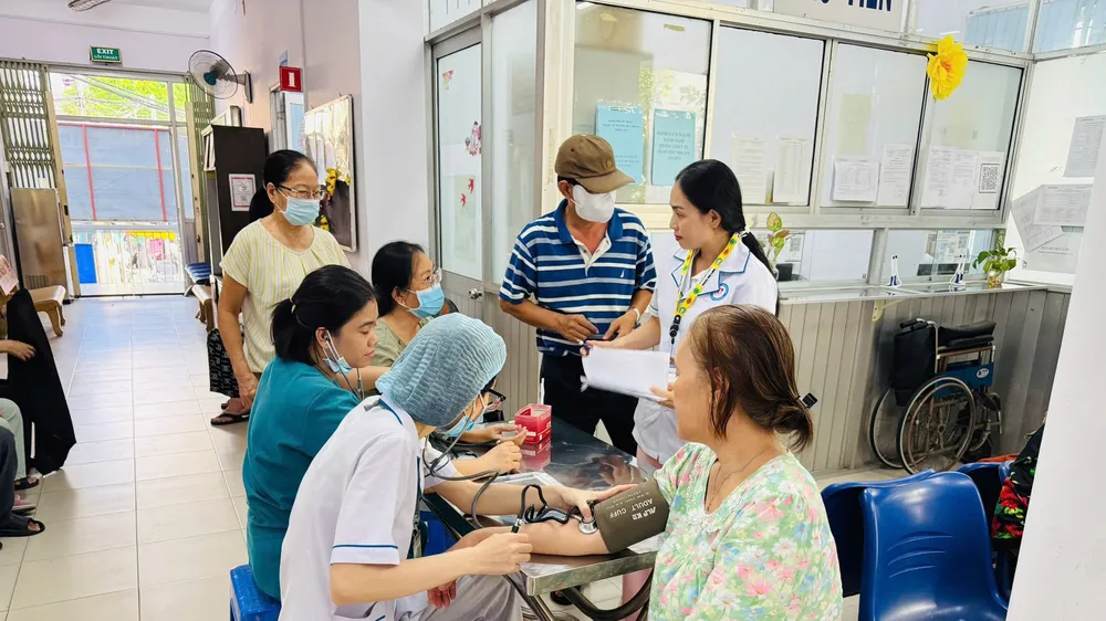 Người dân khám sức khỏe tại Trạm y tế phường Đức Nhuận