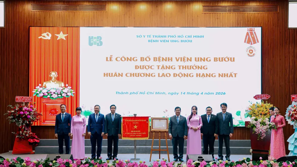 Bệnh viện Ung bướu đón nhận Huân chương lao động hạng Nhất