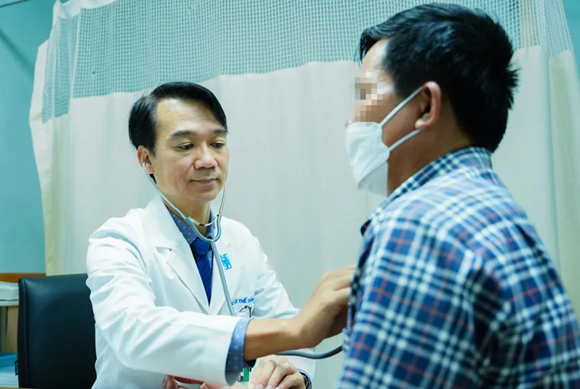Bác sĩ Bệnh viện Đại học Y Dược TPHCM thăm khám hô hấp cho người bệnh