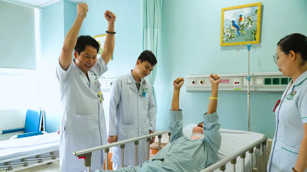 Bác sĩ thăm khám và hướng dẫn người bệnh các bài tập phục hồi chức năng tại giường (Ảnh: BVCC)