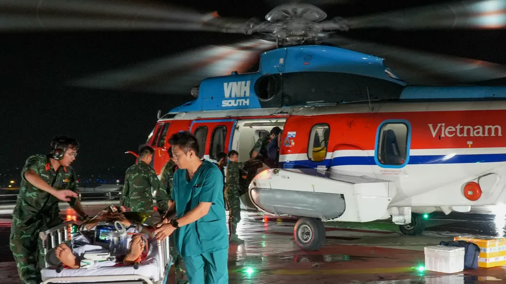 Tổ cấp cứu vận chuyển người bệnh từ sân đỗ trực thăng về khoa chuyên môn để điều trị