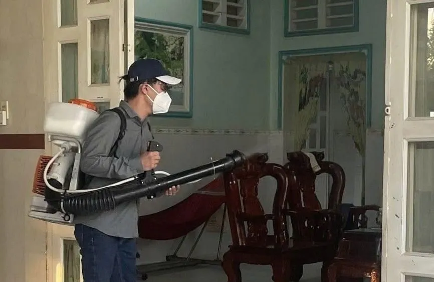 Phun hóa chất diệt muỗi tại ấp Đồng Chinh, xã Phước Hoà để xử lý ổ dịch