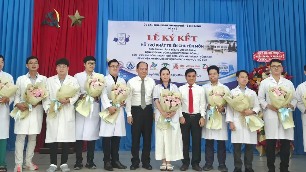 Các bác sĩ, điều dưỡng từ những bệnh viện đầu ngành của thành phố nhận nhiệm vụ luân phiên tại Trung tâm y tế khu vực Hồ Tràm