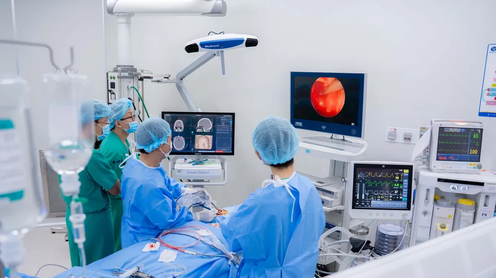 Các bác sĩ phẫu thuật điều trị cho người bệnh Ảnh: BVCC 