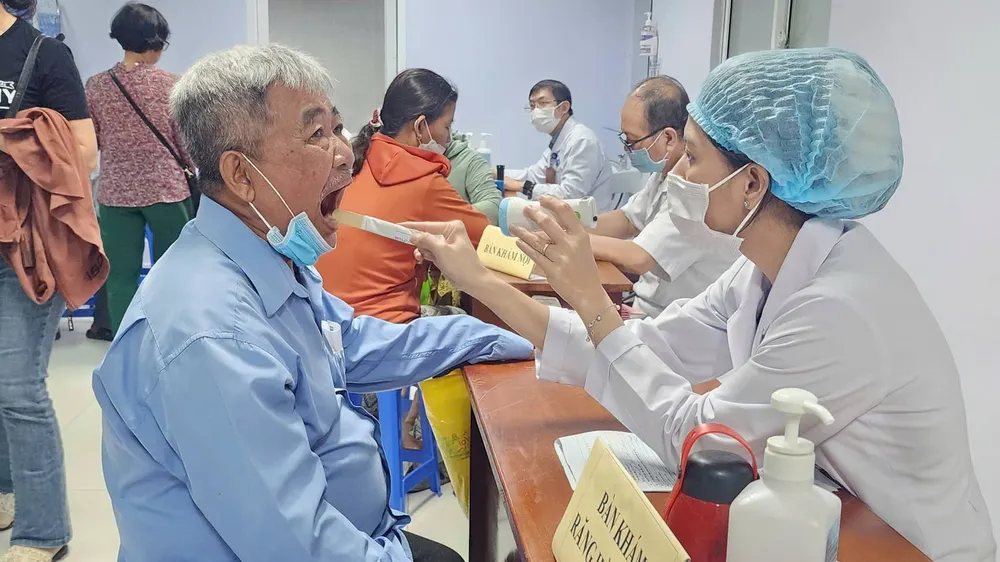 Bác sĩ Bệnh viện Đa khoa Bình Chánh thăm khám sức khỏe cho người dân (Ảnh: BVCC)