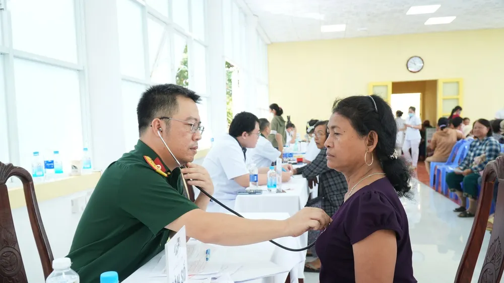 Bác sĩ thăm khám cho người bệnh