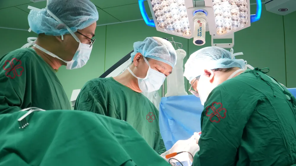 Các bác sĩ Bệnh viện Gia An 115 phẫu thuật cho người bệnh (Ảnh: BVCC)