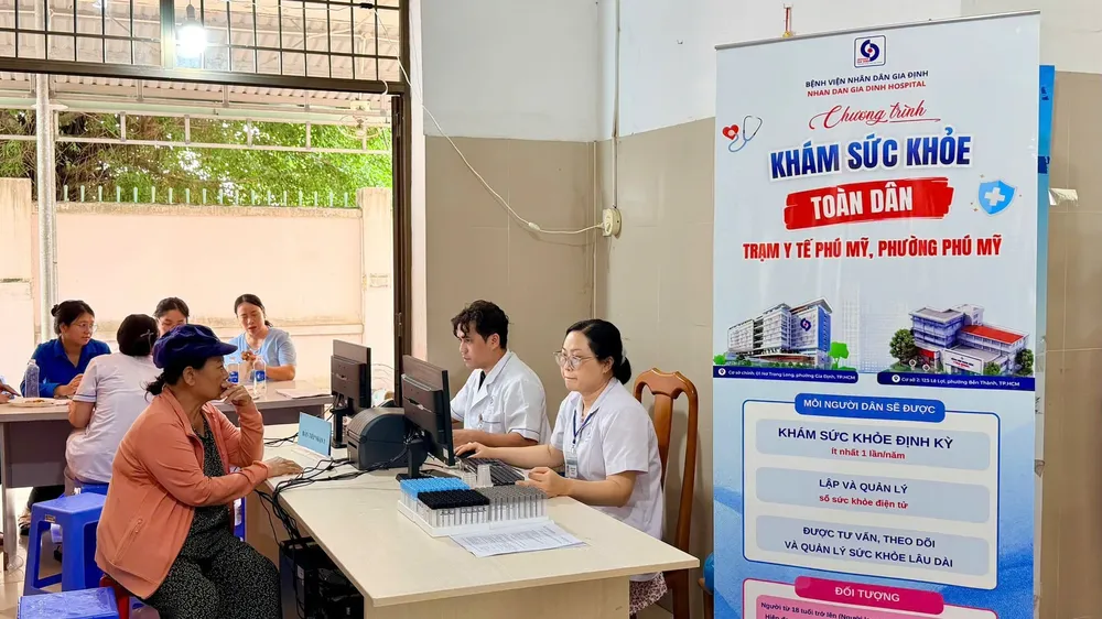 Bác sĩ Bệnh viện Nhân dân Gia Định thăm khám sức khỏe cho người dân phường Phú Mỹ (Ảnh: MINH TOÀN)