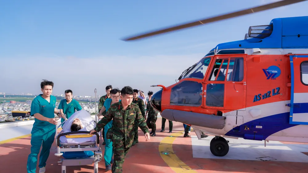 Trực thăng vận chuyển người bệnh từ đặc khu Trường Sa về đất liền điều trị (Ảnh: TRẦN CHÍNH)