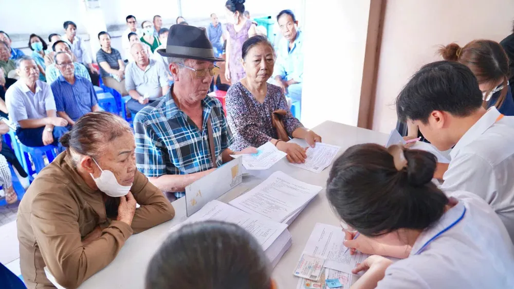 Bác sĩ Bệnh viện Nhân dân Gia Định thăm khám sức khỏe cho người dân phường Phú Mỹ (Ảnh: BVCC)
