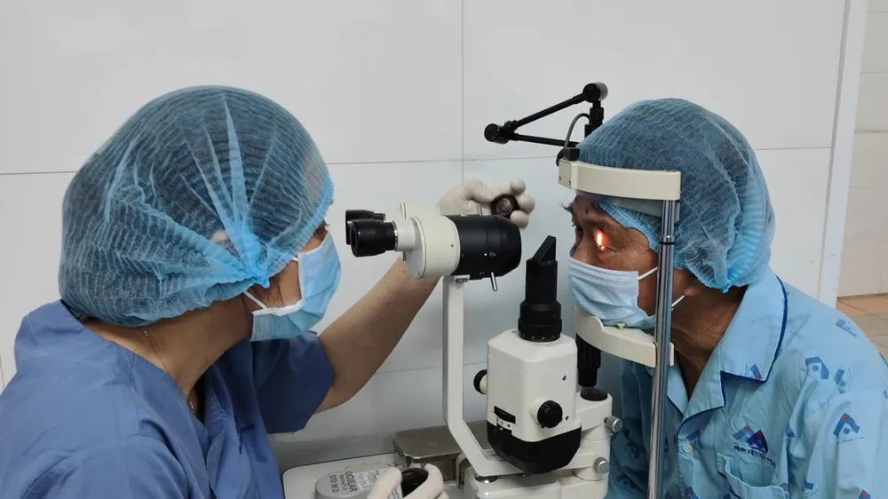 Bác sĩ Bệnh viện Mắt TPHCM phẫu thuật cho người bệnh