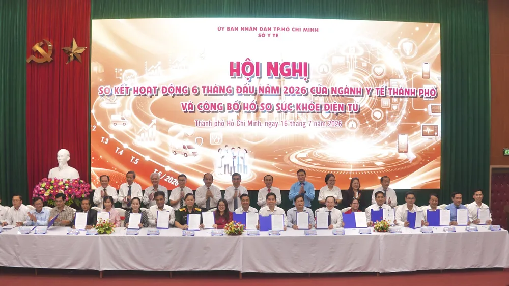 Đại diện các bệnh viện ký kết hỗ trợ các phường, xã, đặc khu thực hiện chương trình khám sức khỏe toàn dân (Ảnh: THÀNH AN)